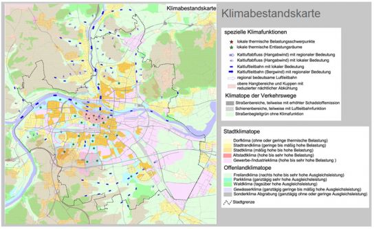 Die Karte zeigt die thermische Belastung verschiedener Bereiche von Regensburg. Zudem ist sind anhand der blauen Pfeile wichtige Durchlüftungsachsen erkennbar.