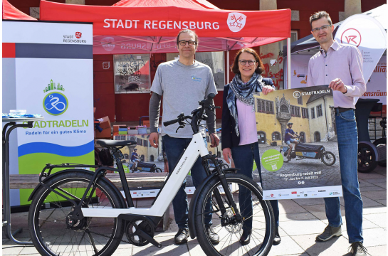 Fotografie: Ulrich Schmack, Geschäftsführer „Feine Räder“, Oberbürgermeisterin Gertrud Maltz-Schwarzfischer und Nahmobilitätskoordinator Thomas Großmüller präsentieren den diesjährigen Hauptgewinn: ein E-Bike der Firma Feine Räder im Wert von 5.000 Euro. 