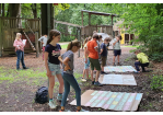 Fotografie – Kinder aus der Gruppe der Kinderberaterinnen und Kinderberater studieren Plakate mit Anliegen rund um Spielplätze für ältere Kinder, im Hingergrund Nicole Blank vom Stadtgartenamt (C) Anna Schledorn