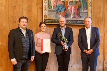 Fotografie - Auszeichnung für das Theater Regensburg; im Bild Bürgermeister Ludwig Artinger mit Sebastian Ritschel, Intendant, Dr. Matthias Schloderer und Johanna Loher
