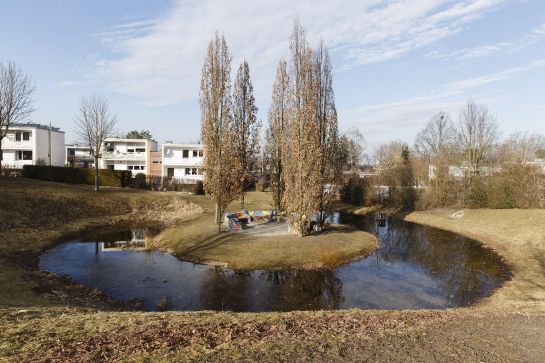 Fotografie: Im kreisrunden Rückstaubecken sammelt sich das Regenwasser.