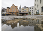 Fotografie: Spiegelung des Doms in einer Pfütze vor der Historischen Wurstkuchl (C) Bilddokumentation Stadt Regensburg
