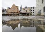 Fotografie: Spiegelung des Doms in einer Pfütze vor der Historischen Wurstkuchl