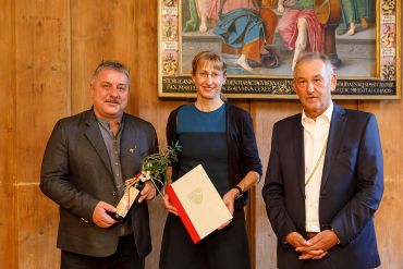 Fotografie - Auszeichnung für den Fischereiverband Oberpfalz e.V.; im Bild Bürgermeister Ludwig Artinger mit Dipl.-Biologin Sonja Rothe und Hans Holler, Präsident des Verbandes