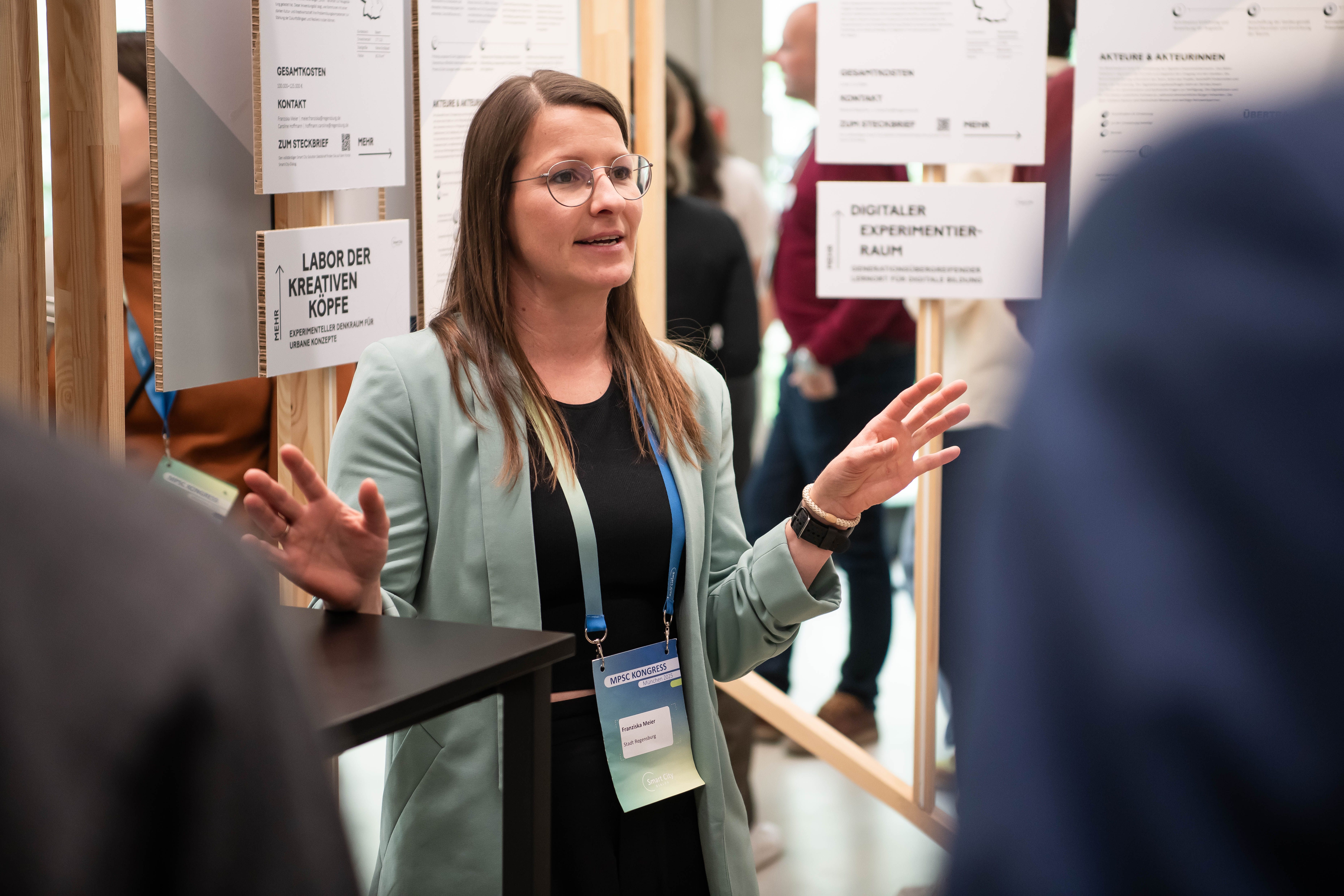 Smart-City-Koordinatorin und Gesamtprojektleiterin Franziska Meier stellt das R_NEXT-Projekt "Labor der kreativen Köpfe" vor einem breiten Publikum vor.