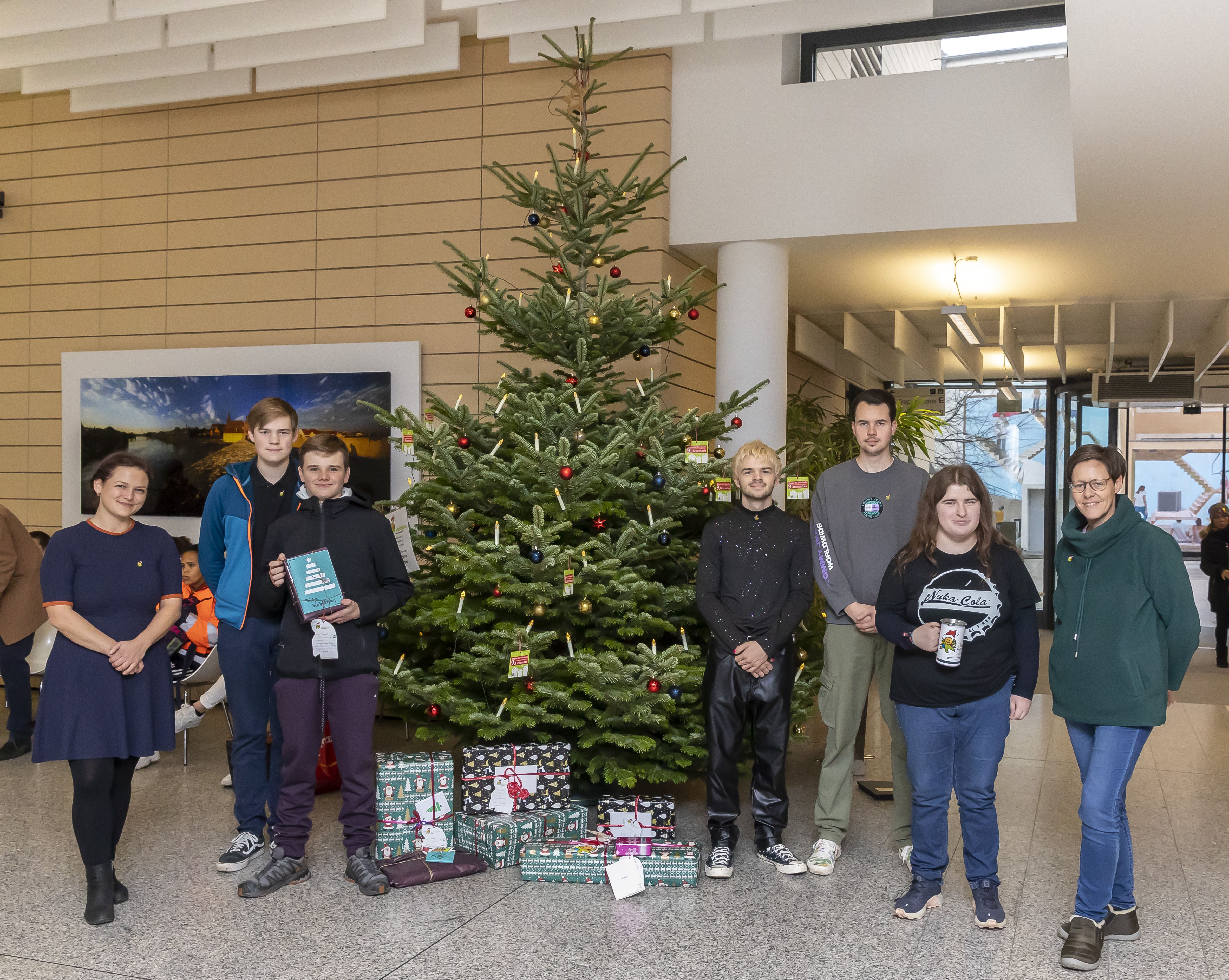Fotografie - Schülerinnen und Schüler des Internats Pindl bringen Geschenke zum Kinderbaum- mit Franziska Kummer von der Stiftungsverwaltung