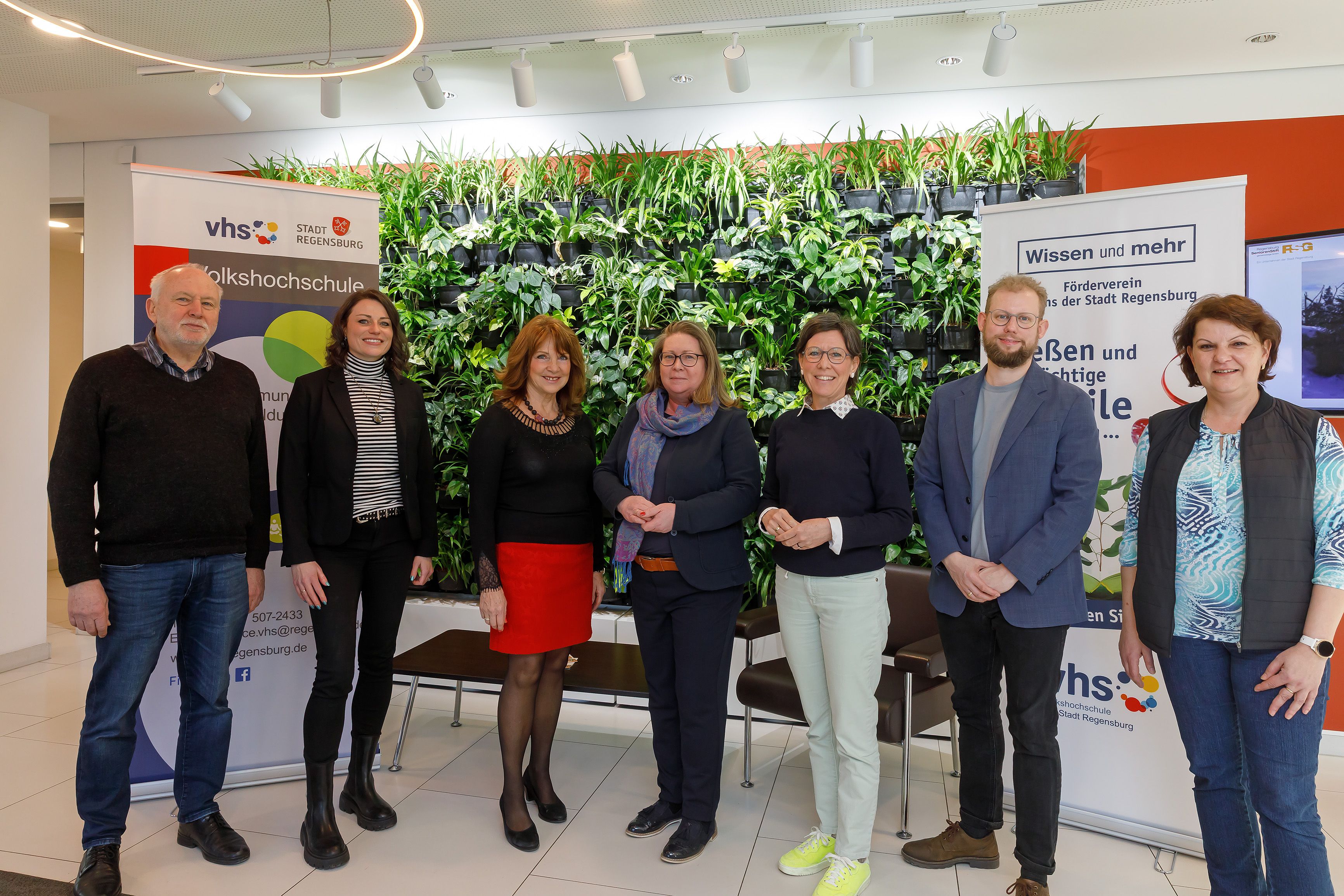 Fotografie – (v. l.) Dr. Hermann Hage, Nina Dollinger-Krome, Irmi Kurz, Michaela Gebhard, Wiebke Buchinger, Gustav Wabra, Alina Elsen