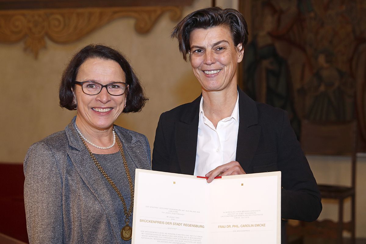 Brückenpreis 2019 - Bürgermeisterin Gertrud Maltz-Schwarzfischer (links im Bild) mit der Preisträgerin Dr. phil. Carolin Emcke (rechts)