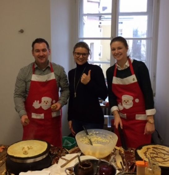 Fotografie: Drei Personen bereiten Crepes zu.