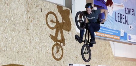 Themenbild Jugend - Fotografie - Freestyle-Biker auf einem Parcours in Aktion