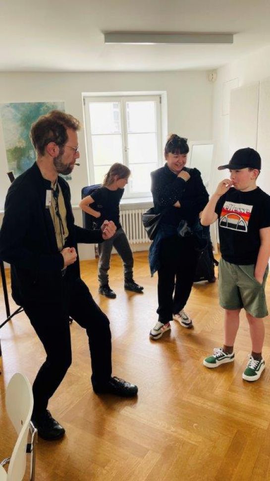 Fotografie: Mit vollem Einsatz zeigt Ralf Müller beim Tag der offenen Tür in der Sing- und Musikschule, wie stark man in so ein Fagott pusten muss.