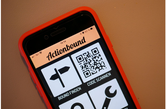 Fotografie – Auf einem Smartphone ist die App „Actionbound“ geöffnet. 