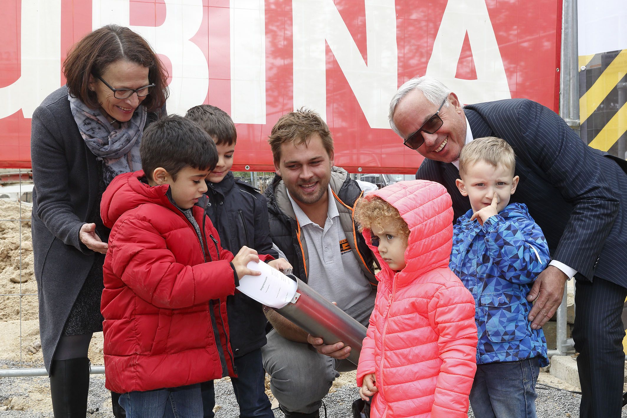 Fotografie: Die Kinder befüllen die Zeitkapsel mit ihren Wünschen.