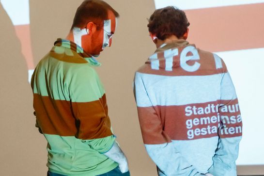 Zwei Personen stehen vor einer Präsentation © Stadt Regensburg