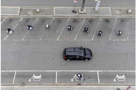 Fotografie: 2022 blockierten Rollstühle die Parkplätze vor den Regensburg Arcaden. Die Aktion sollte Autofahrende dafür sensibilisieren, Behindertenparkplätze auch wirklich frei zu lassen.