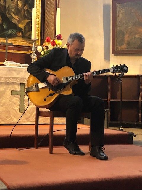 Fotografie - Gitarre spielender Mann in der Neupfarrkirche