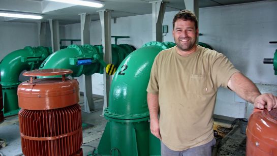 Fotografie: Mitarbeiter des Wasser- und Schifffahrtsamts kontrollieren regelmäßig die Funktion des Schöpfwerks.