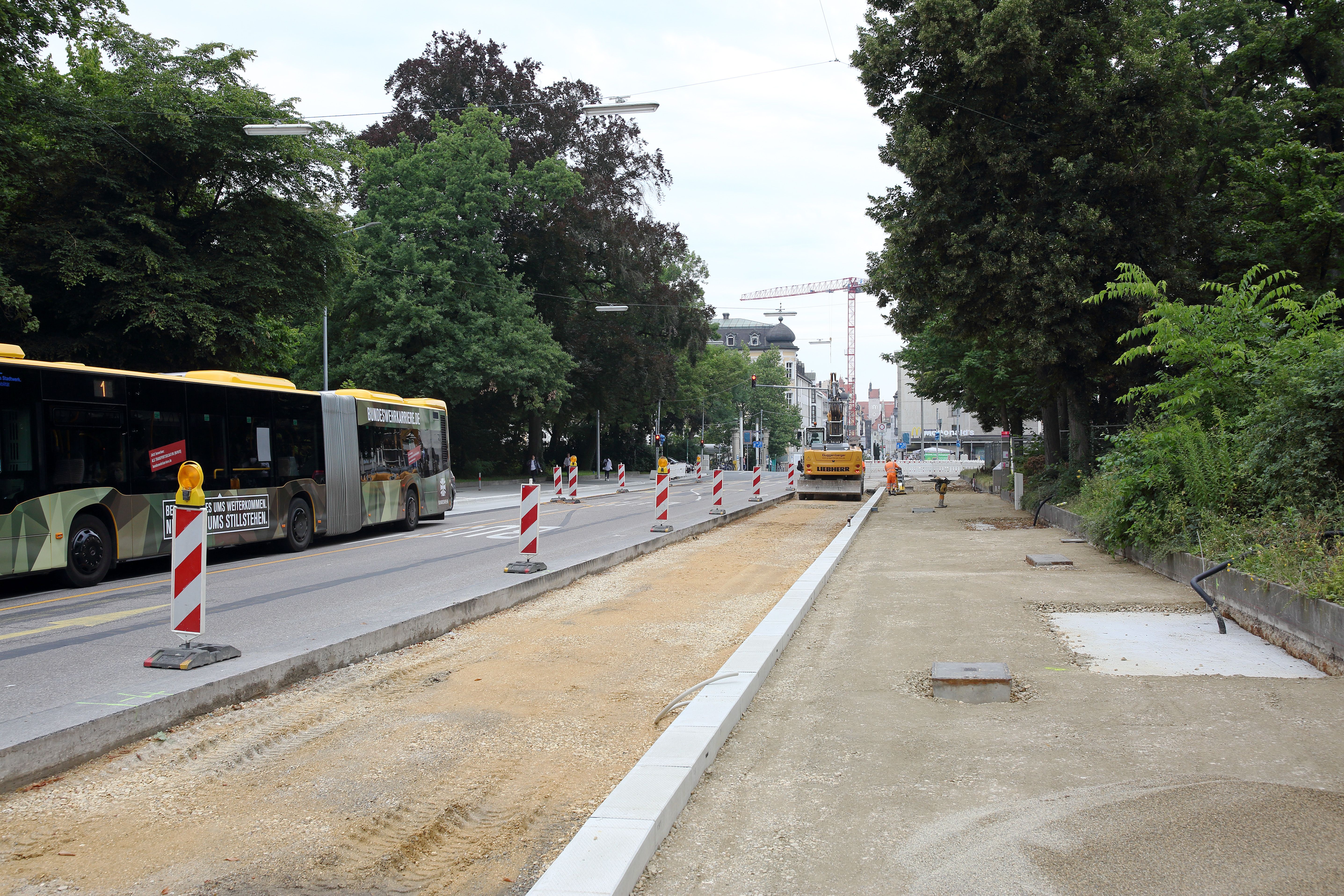 Errichten der Bushaltestellen in der Maximilianstraße Ost