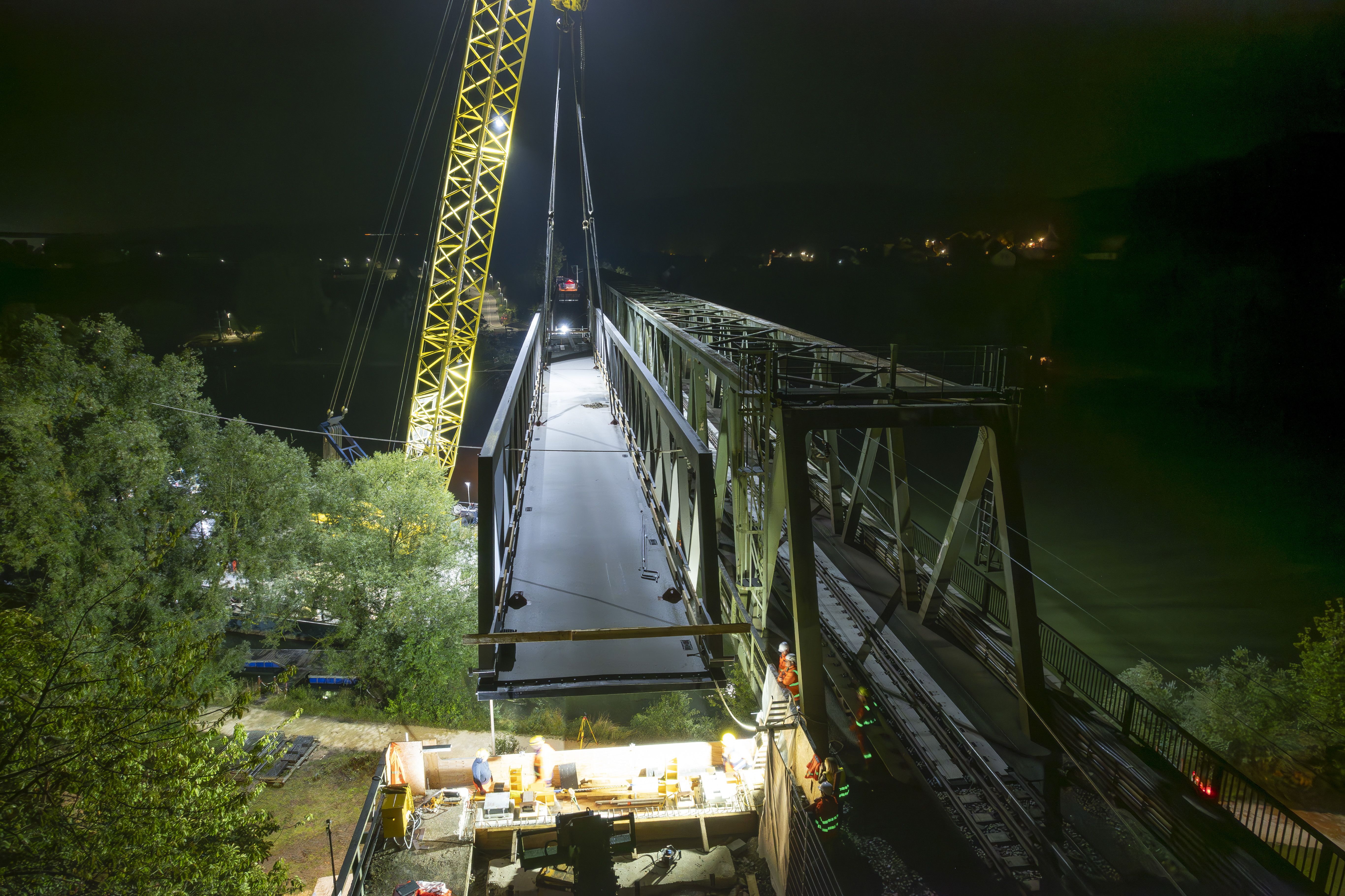 Fotografie: Drohnenaufnahme mit Blick auf den Einhub des Brückenteils