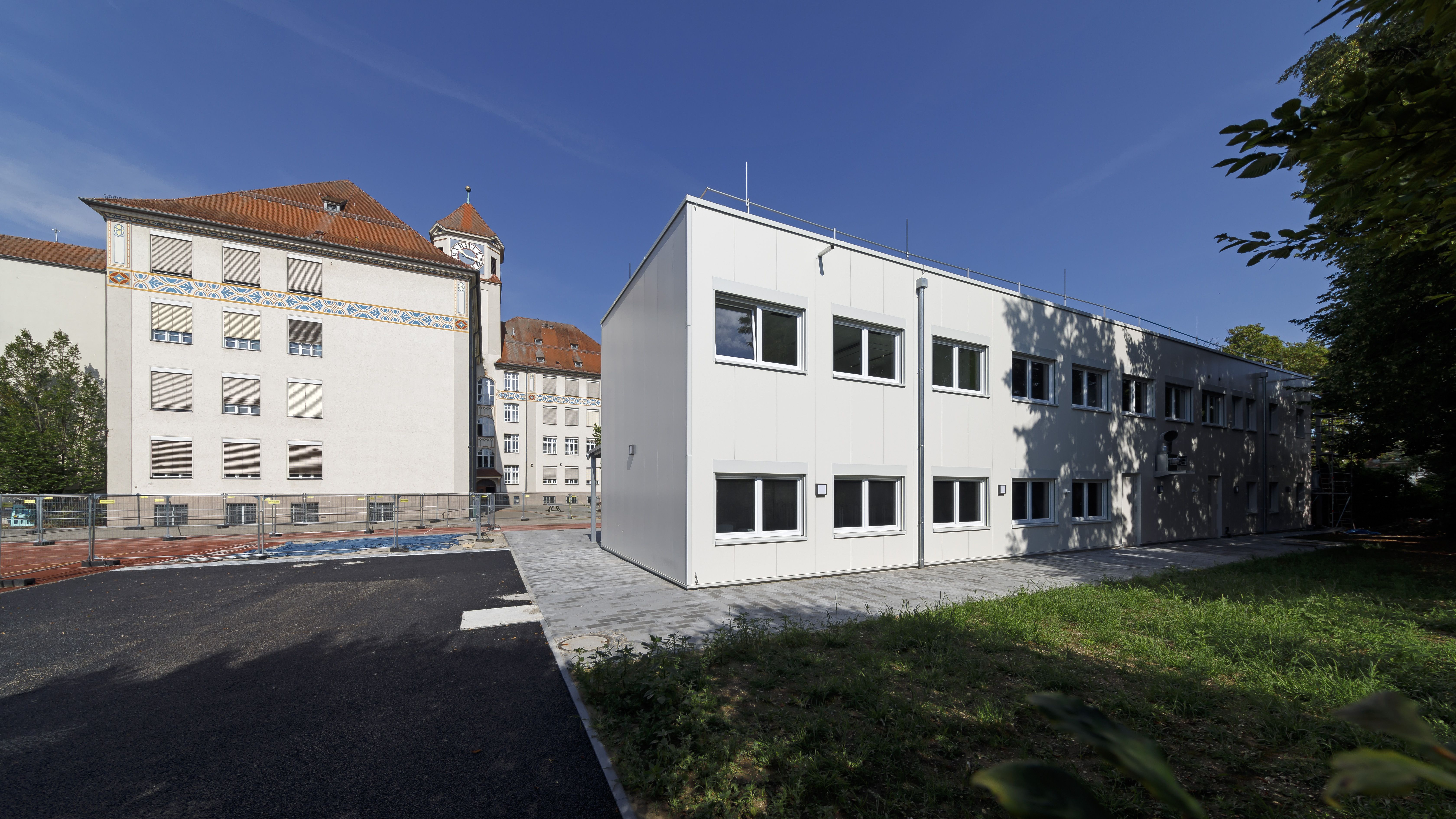 Sicht von Außen auf den Modulbau der Pestalozzi Mittelschule 