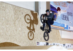 Themenbild Sport- und Freizeitangebote - Symbolbild - Jugendlicher mit seinem Bike in Action (C) Bilddokumentation Stadt Regensburg