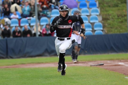 Fotografie: Alexander Schmidt läuft über Baseball-Feld