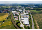 Fotografie - Luftbildaufnahme vom Gewerbegebiet Haslbach, rechts im Bild die Bundesstraße B 16 und links das Industriestammgleis Wutzlhofen, im Hintergrund Stadtgebiet Regensburg