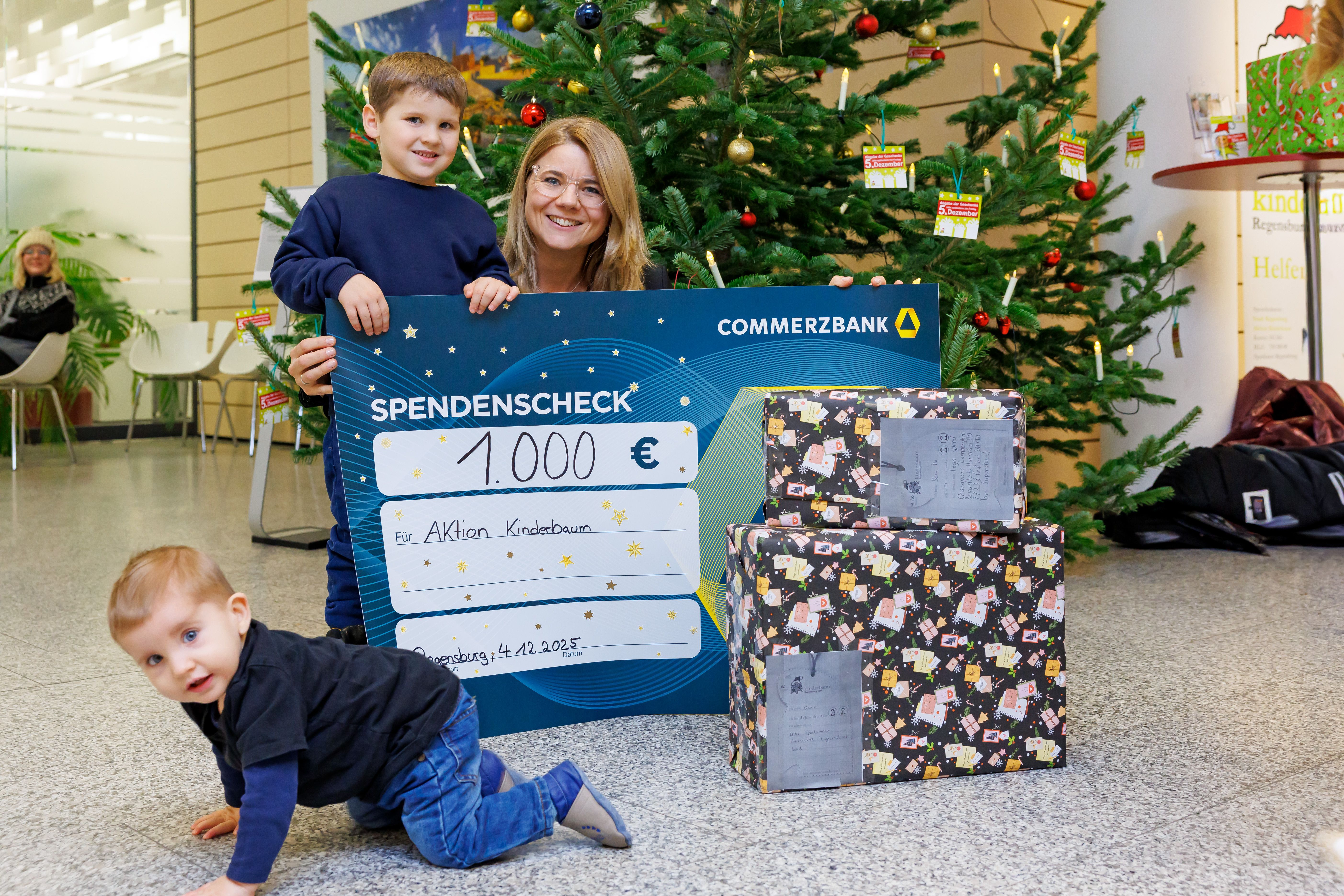 Foto, Kinder der Firmenchefin Hagenauer bei der Scheckübergabe