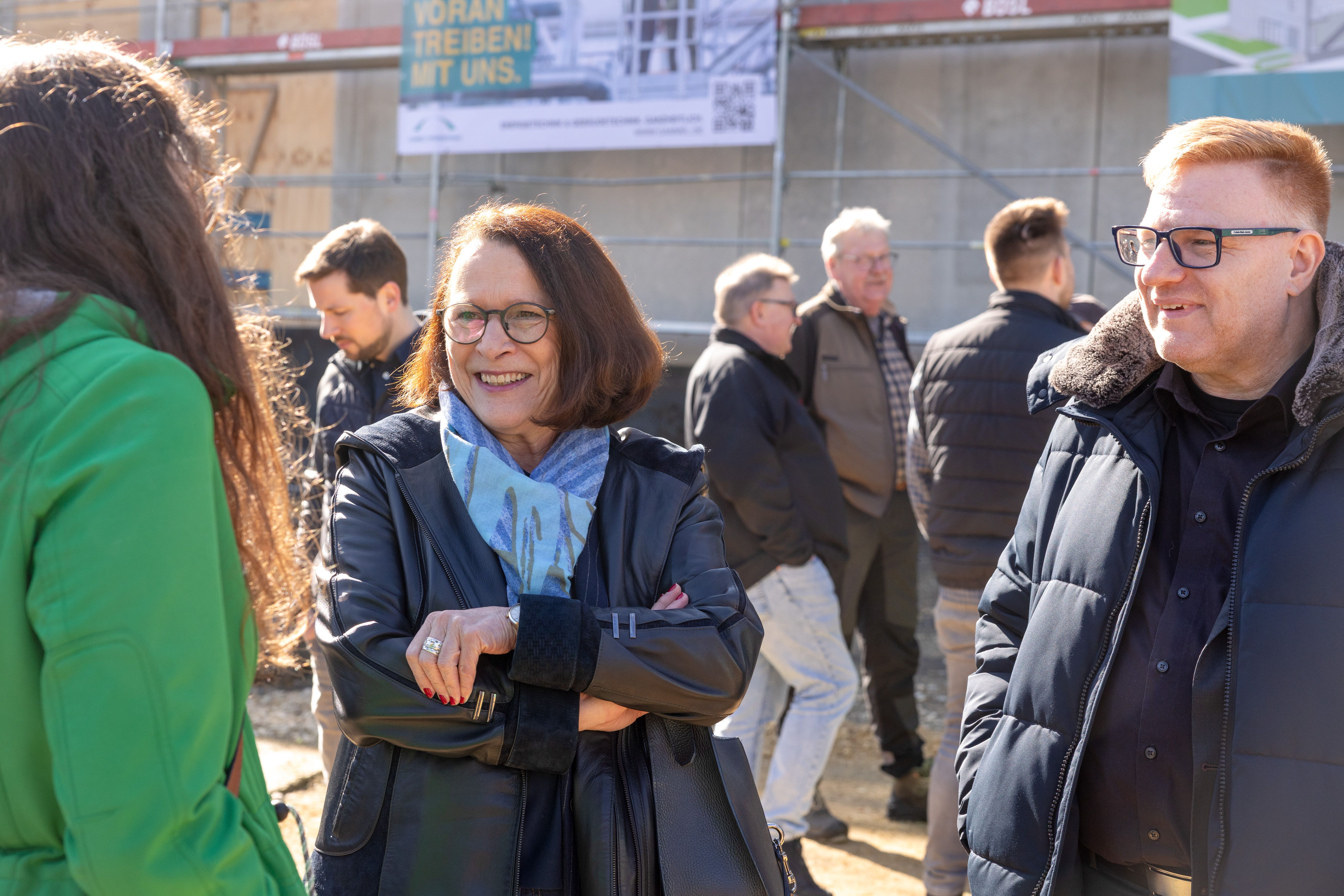 Oberbürgermeisterin Gertrud Maltz-Schwarzfischer im Gespräch mit städtischen Kollegen beim Richtfest Energiezentrale PLK 