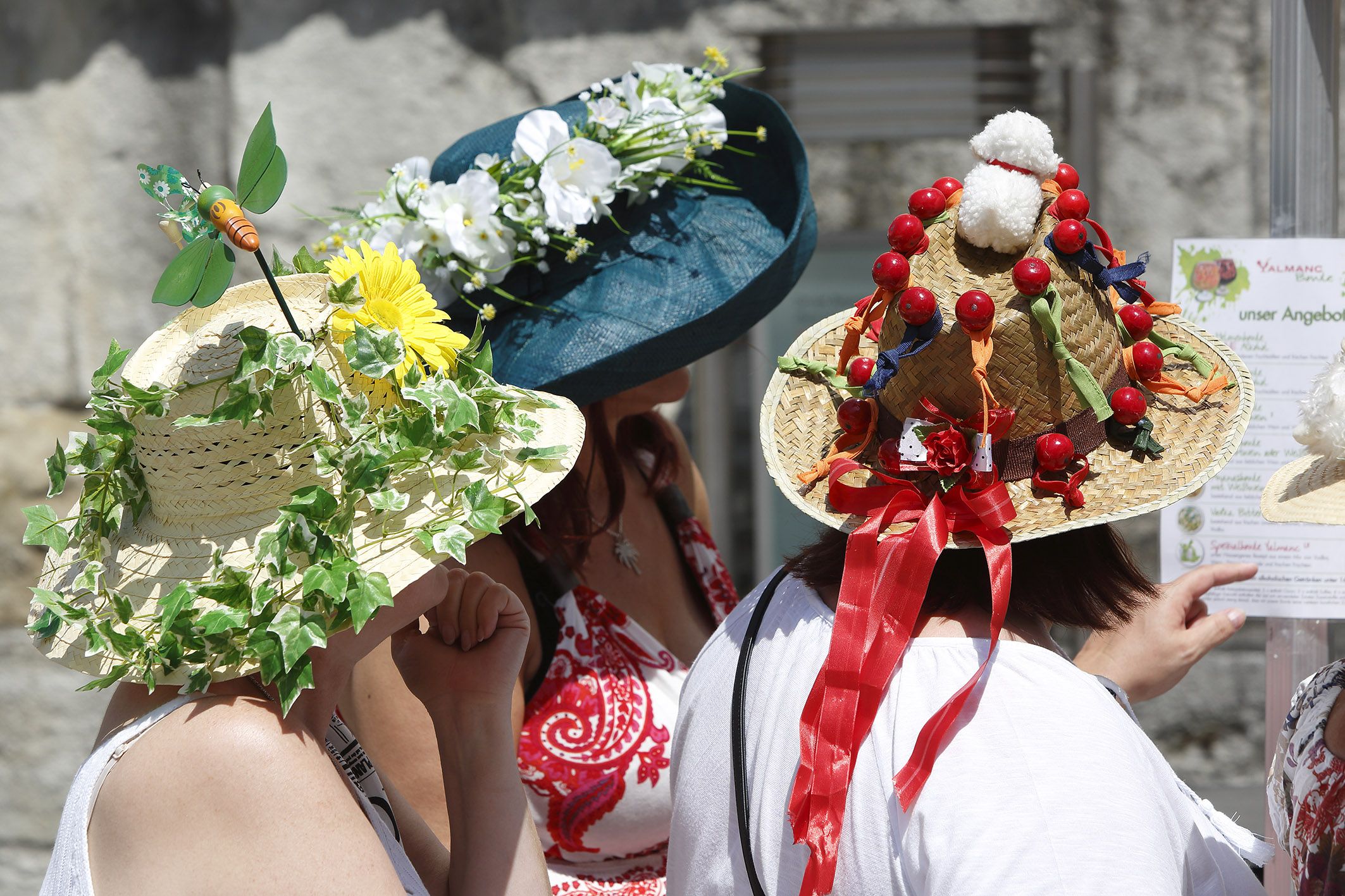 Fotografie: Bunte Bürgerfesthüte