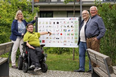 Fotografie: (v. l. n. r.) Nicole Blank (Gartenamt der Stadt Regensburg), Frank Reinel (Inklusionsbeauftragter Stadt Regensburg), Paul Prengel (Kuratoriumsvorsitzender KreBeKi) und Ludwig Faltermeier (Stiftungsvorsitzender KreBeKi) bei der Enthüllung der Spielplatztafel für unterstütze Kommunikation