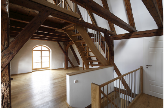 Fotografie: Raum im Gebäude in der Schattenhofergasse 9 in Regensburg mit seiner bauzeitlichen Struktur 