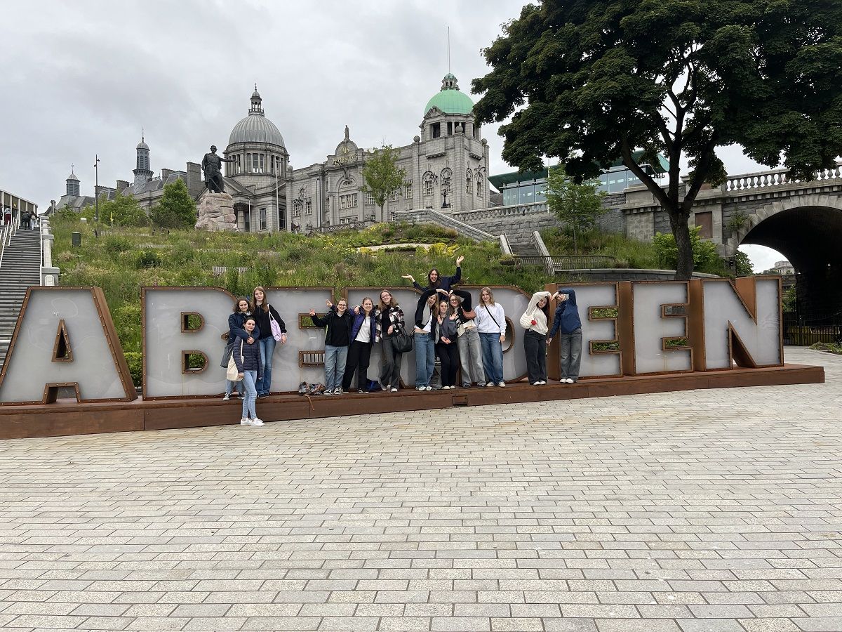 Gruppenbild Aberdeen Schild