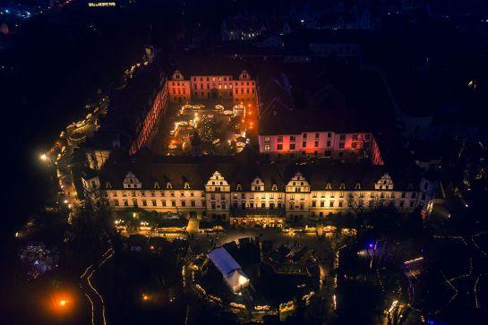 Luftaufnahme vom Romantischen Weihnachtsmarkt auf Schloss Thurn und Taxis (C) Oliver Ries