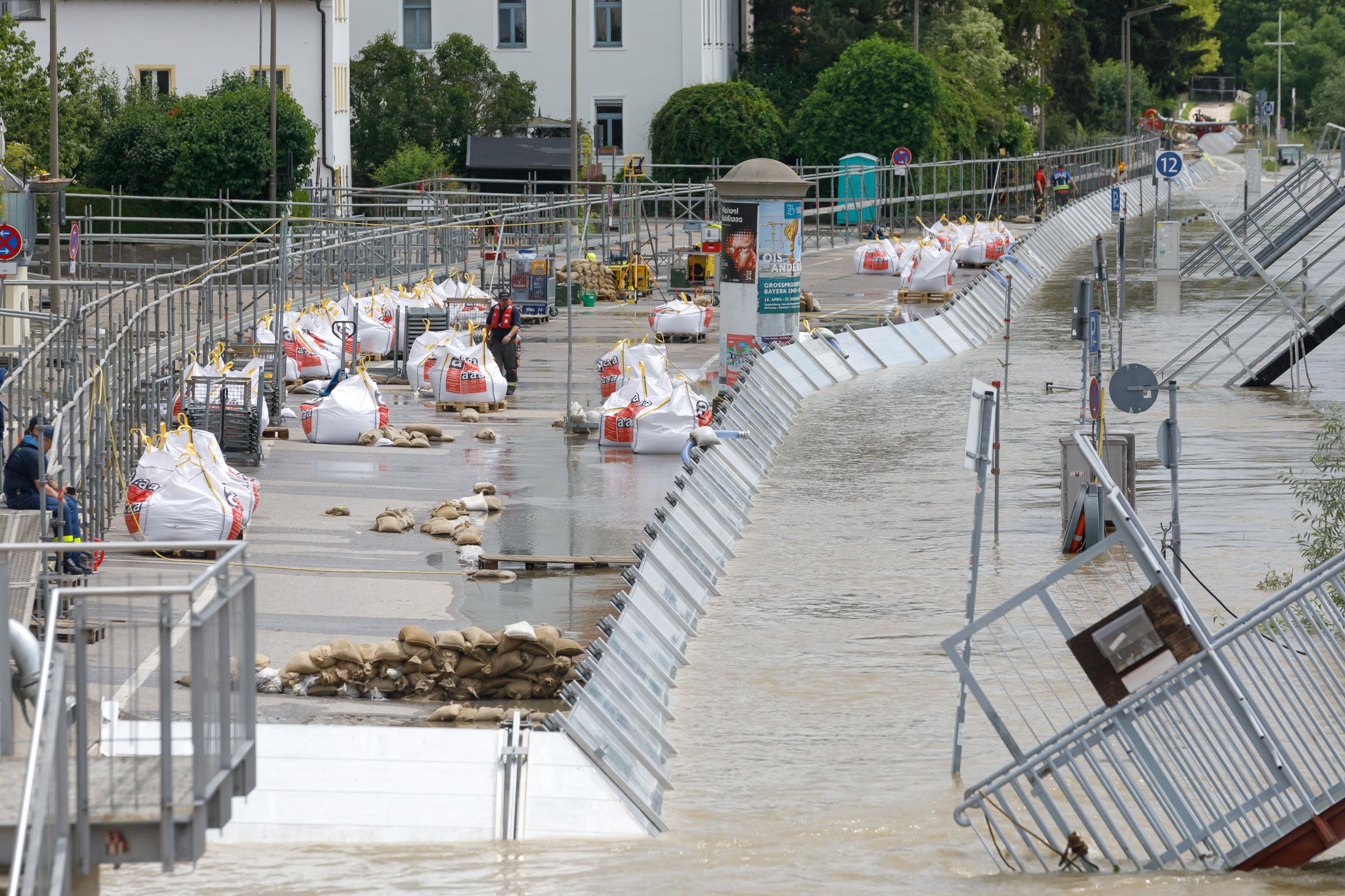 Fotografie: In der Werftstraße wurden neben mobilen Hochwasserschutzelementen auch Stege aufgebaut.