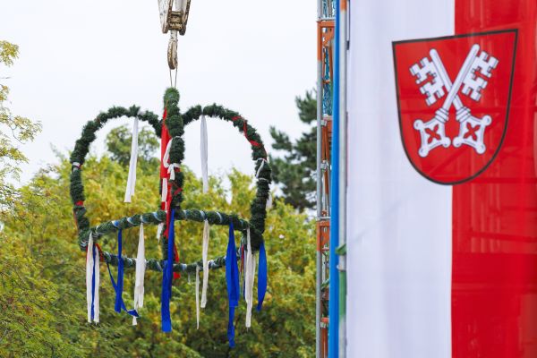 Der Richtkranz neben der städtischen Fahne