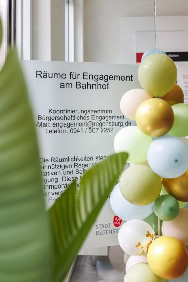 Foto mit Luftballonen von der Eröffnung