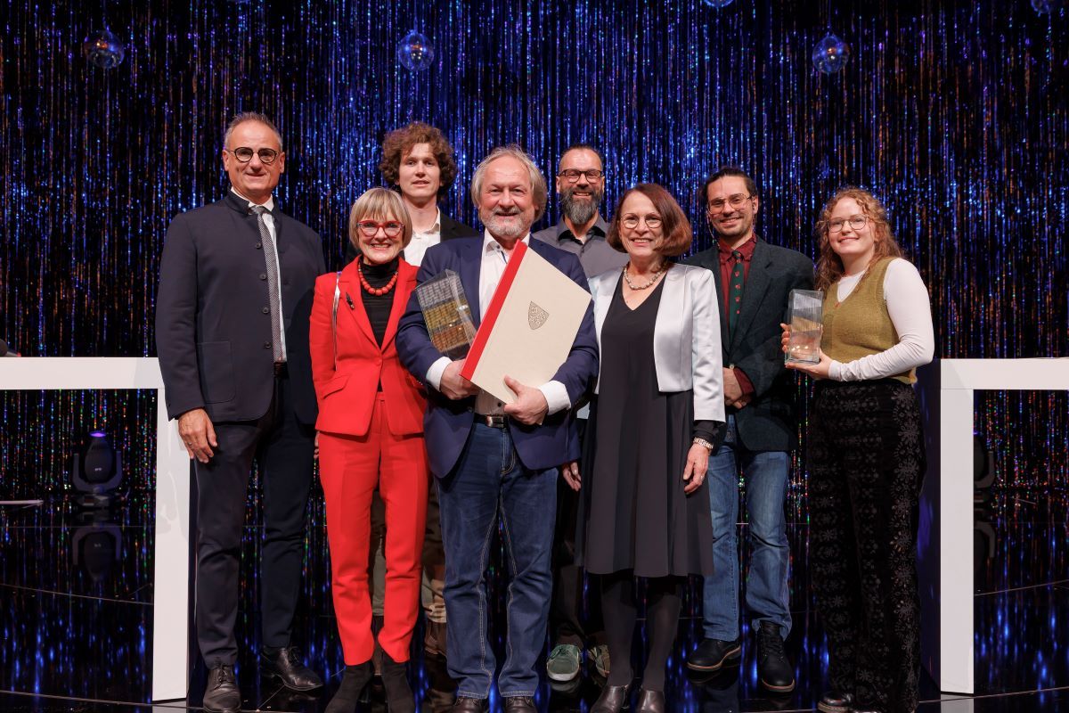 Fotografie aller Preisträger mit Wolfgang Dersch und der Oberbürgermeisterin Gertrud Maltz-Schwarzfischer
