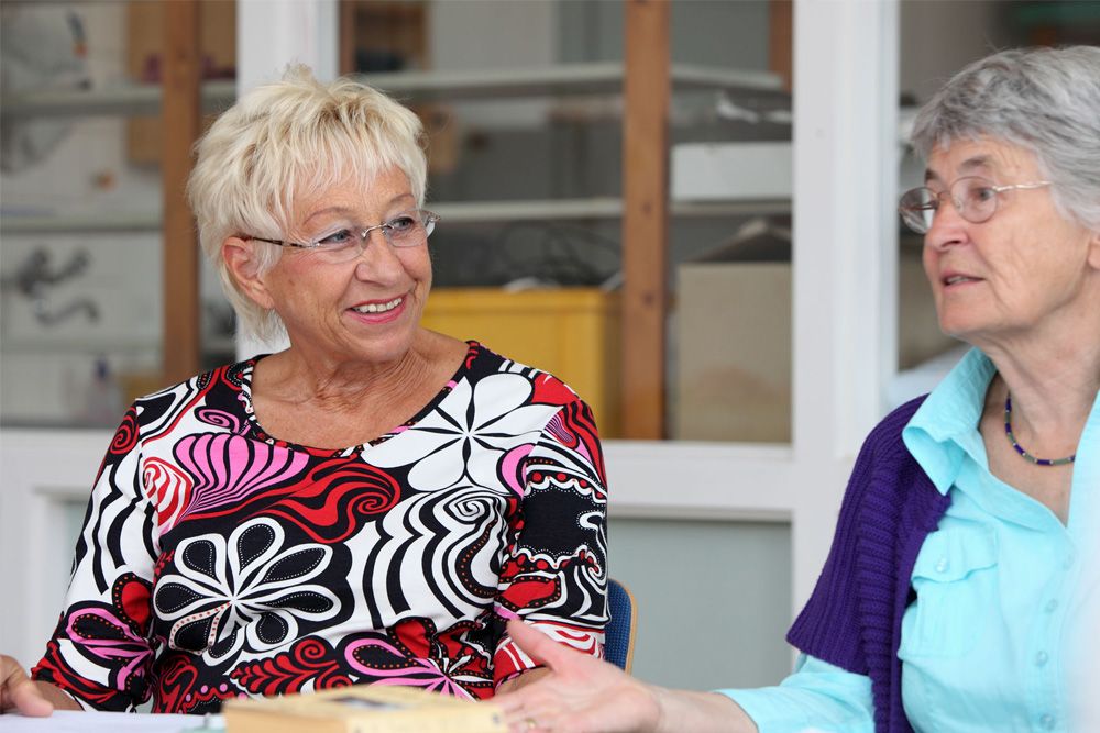 Seniorenportal - Fremdsprachen-Cafes - Seniorinnen und Senioren in zwangloser Runde zur Auffrischung ihrer Fremdsprachenkenntnisse