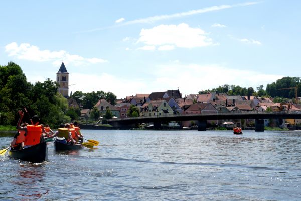 Vier Kanus fahren auf die Brücke vor Burglengenfeld zu.