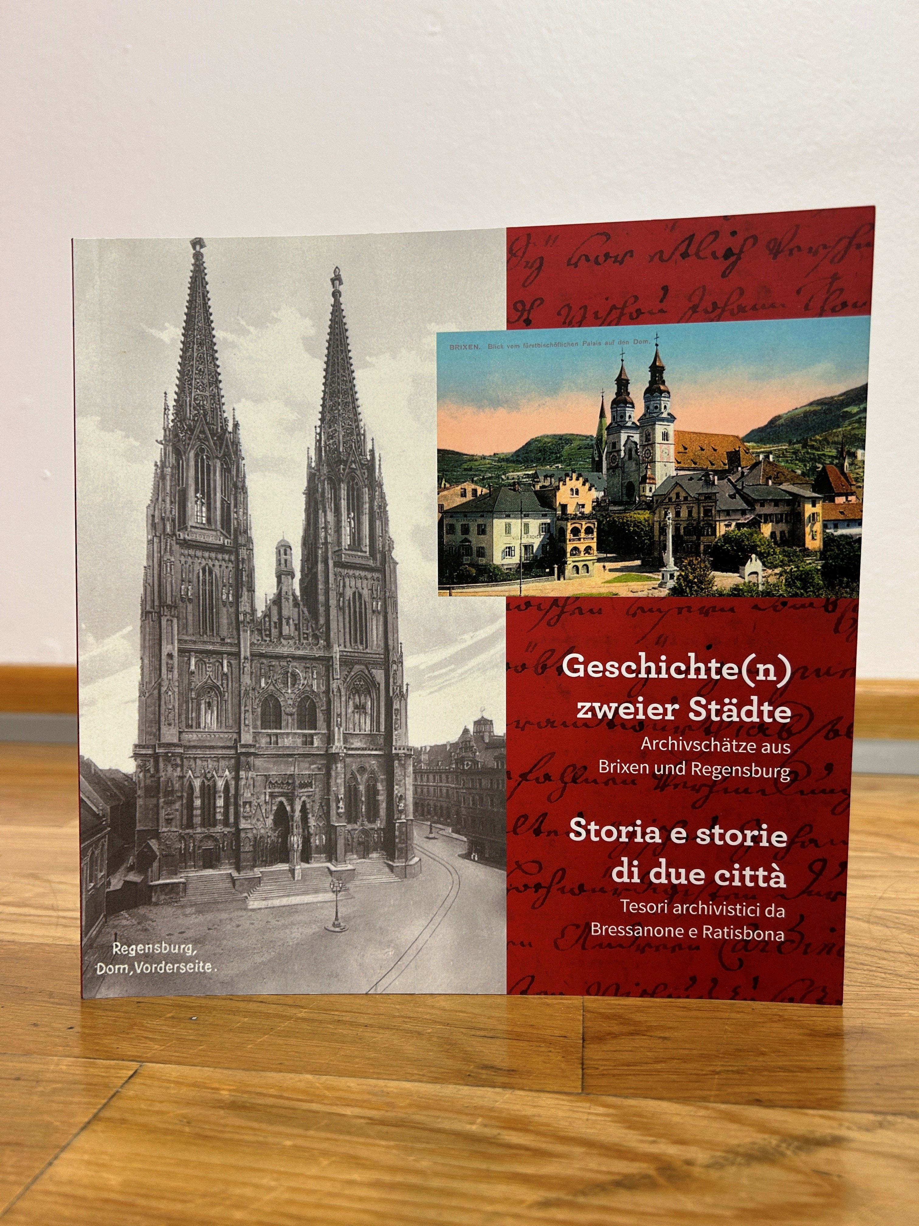 Fotografie: Die gemeinsame Broschüre der Stadtarchive Regensburg und Brixen erscheint zum 55. Jubiläum der Städtepartnerschaft 2024.