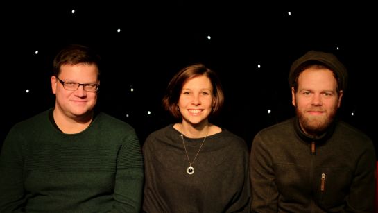 Das Team des W1 - Zentrum für junge Kultur vor dem  mit kleinen Lichtern geschmückten Bühnenhintergrund. (C) Stadt Regensburg
