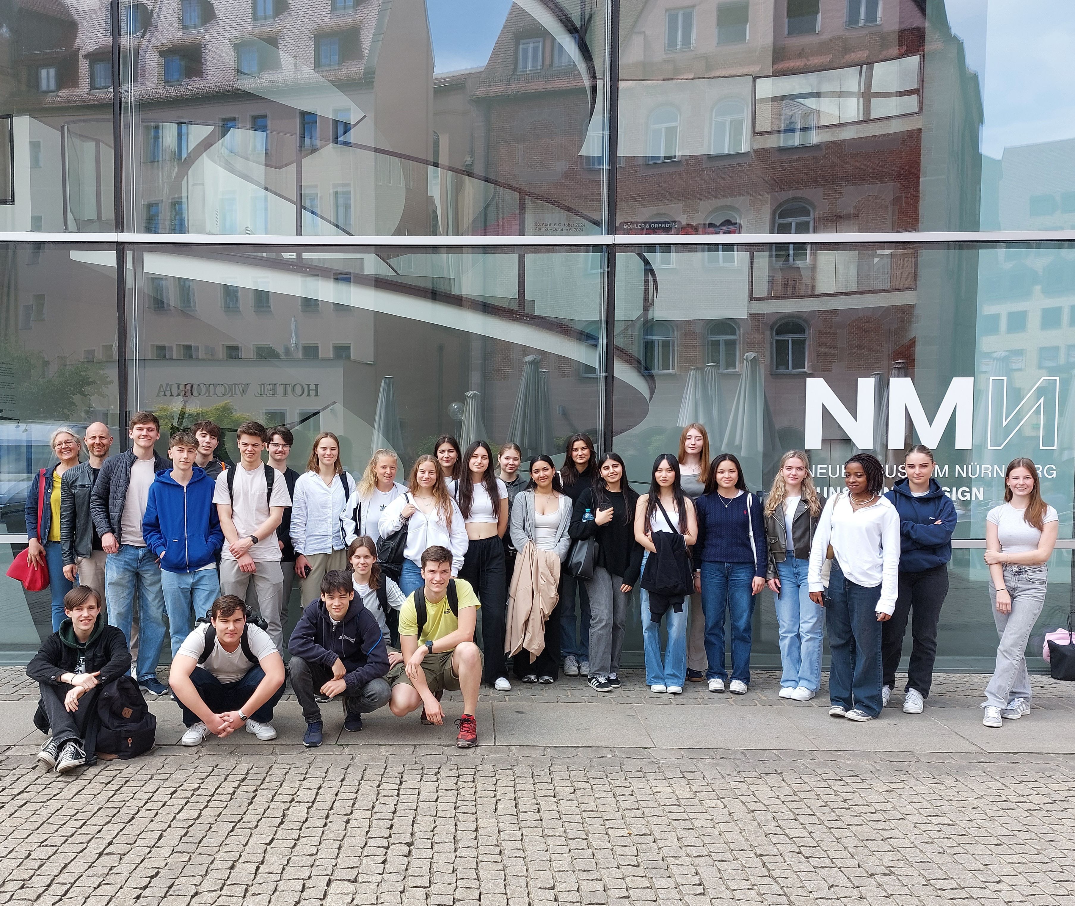 Vor dem Museum für Kunst und Design, Nürnberg.MüMa