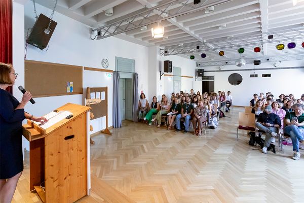 Fotografie – Oberbürgermeisterin Gertrud Maltz-Schwarzfischer eröffnet die 4. Internationale Jugendkonferenz in Regensburg