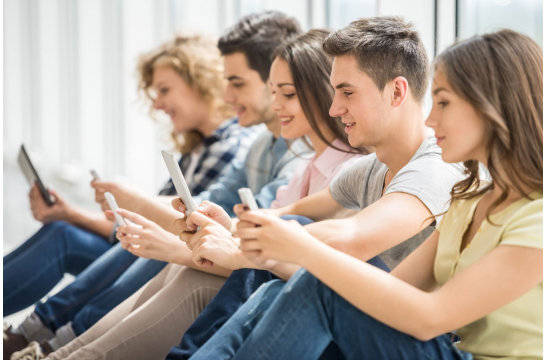 Fotografie: Fünf Junge Menschen halten ihr Handy in der Hand.