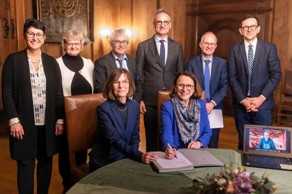 Fotografie: Unterzeichnung der Zuwendungsvereinbarung im Kurfürstenzimmer des Alten Rathauses am 29. Oktober 2024 durch Oberbürgermeisterin Gertrud Maltz-Schwarzfischer und die Vizepräsidentin der Universität Regensburg, Prof. Dr. Ursula Regener; weitere Personen in zweiter Reihe v. l. n. r.: Bildungsreferentin Dr. Sabine Kellner-Mayrhofer, Martina Köglmeier (Stabsstelle Gedenk- und Erinnerungskultur), Prof. Dr. Daniel Drascek, Kulturreferent Wolfgang Dersch, Prof. Dr. Bernhard Löffler, Lorenz Baibl (Leiter des Amts für kulturelles Erbe)