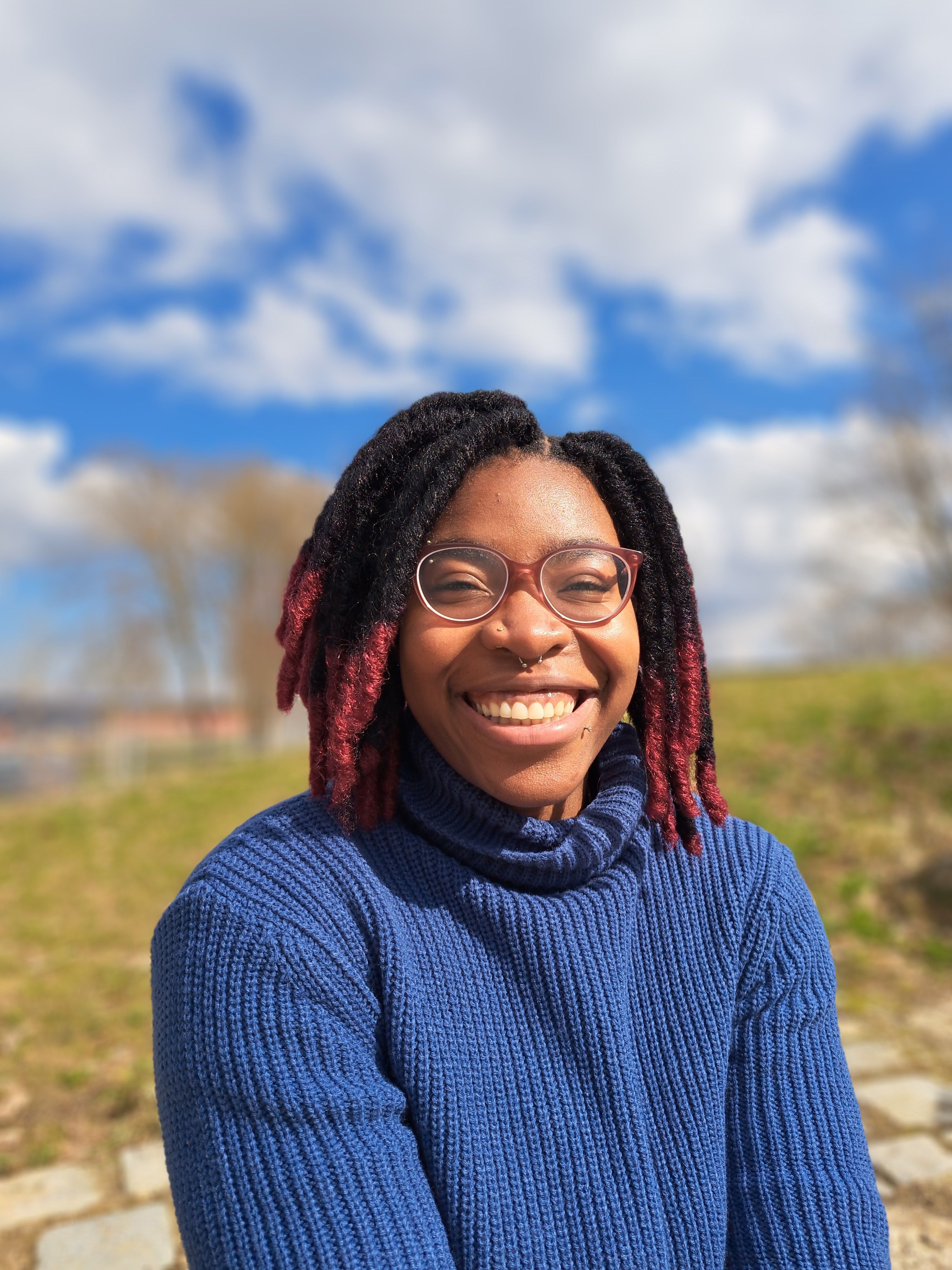 Auf dem Foto ist die duale Studentin Vitacol Inyame des Spielbusteams zu sehen.