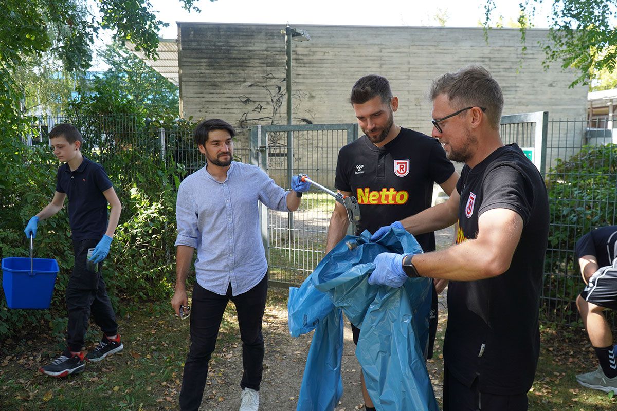 Fotografie - Jahn Cleanup Day - Oli Hein und weitere Teilnehmende beim Müllsammeln