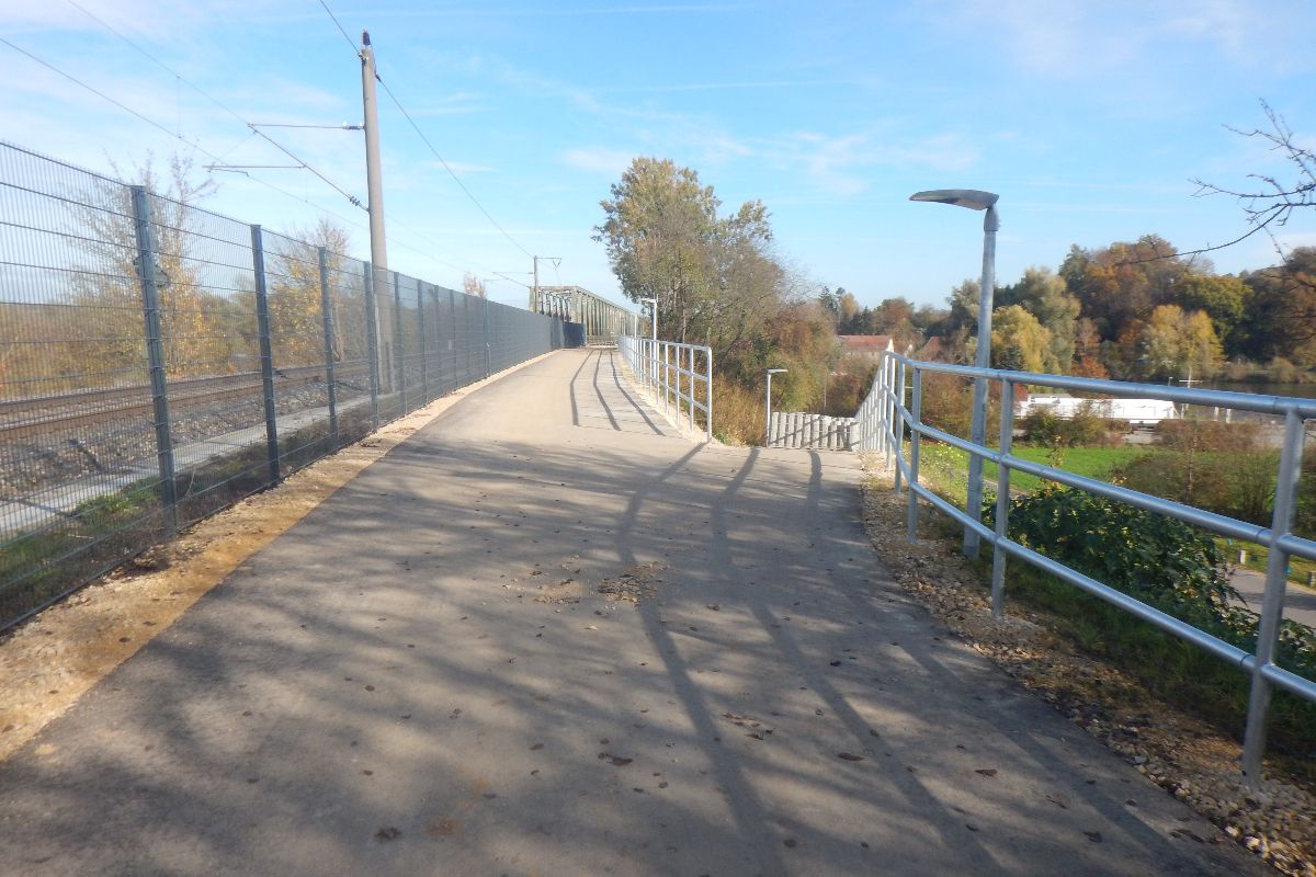 Fotografie: Arbeiten zur Anbringung der Geländer, Schutzzäune und Beleuchtungen für die Geh- und Radwegbrücke Sinzing sind fertiggestellt. Eine Bepflanzung der Böschung erfolgte ebenfalls.