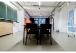 Fotografie - Workshopraum mit Tafel, Spinden, Tisch und Stühlen (C) Berli Berlinski